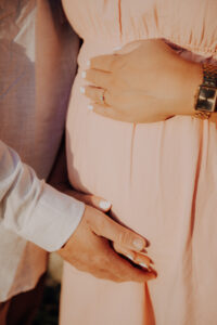 Babybauch Paar Sonnenuntergang Schwäbisch Gmünd Detailbild