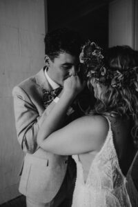Schloss Solitude Brautpaar Hochzeit Shooting Handkuss