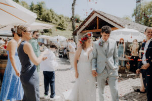 Eselsmühle Stuttgart Hochzeit Sommer Blütenblätter Lachen