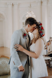 Schloss Solitude Brautpaar Trauung Hochzeitskuss