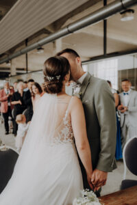 B26 Standesamt Schwäbisch Gmünd Hochzeitskuss Trauung