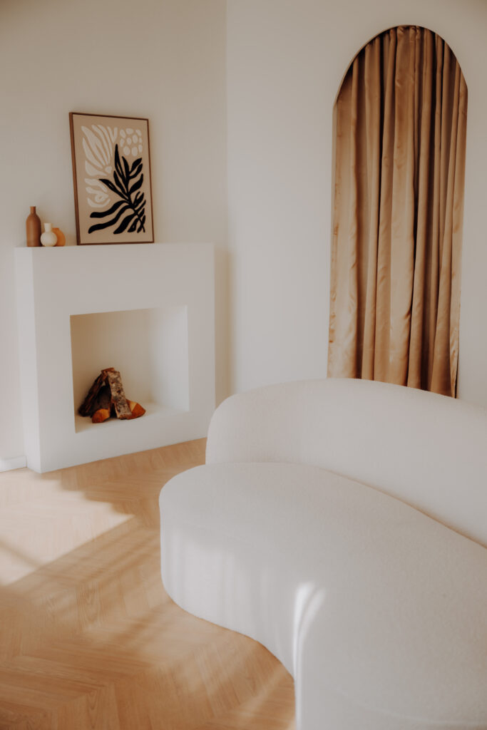 Florals vorderer raum Kamin und Sofa